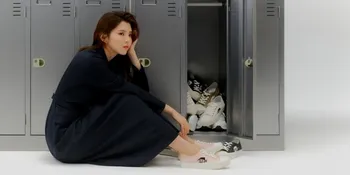 Pemotretan Produk Sepatu, Han So Hee Berpose Sensual