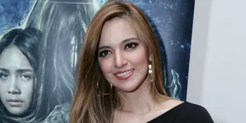 Pemotretan Terbaru Nia Ramadhani, Pakai Gaun Elegan Warna Nude