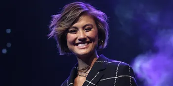 Penampilan Cantik Agnez Mo Pakai Baju Kebaya Batik dengan Gaya Cheongsam