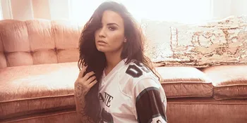 Penampilan Cantik Demi Lovato Jadi Bridesmaid di Pernikahan Sahabat Dekatnya