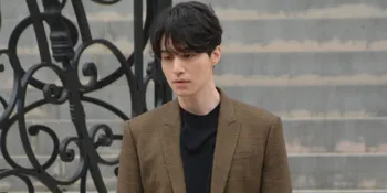 Penampilan Ganteng Lee Dong Wook Dalam Balutan Jas, Bikin Gagal Move On