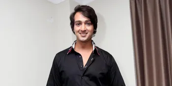 Penampilan Saurabh Raj di Poster 'CHECK IN BANGKOK', Ganteng!