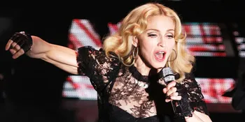 Pengakuan Saksi Mata Saat Madonna SMS-an di Bioskop