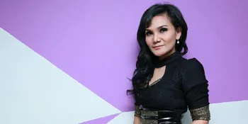Pengalaman Mirip, Nina Wang Hibur TKW di Singapura Sampai Terharu