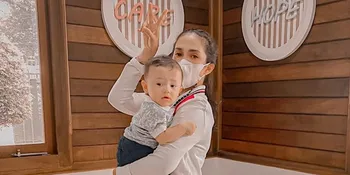 Pengalaman Ussy Sulistiawaty Pertama Kali Ajak Saka ke Mall, Deg-degan Banget