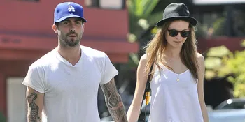 Pengantin Baru, Istri Adam Levine Pamer Foto Mesra