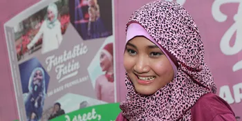 Penuh Ceria, Fatin Tebar Senyuman di Kantor KapanLagi.com®