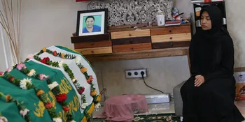 Penuh Duka, Istri Cium Kening Oon Project Pop Sebelum Dikebumikan