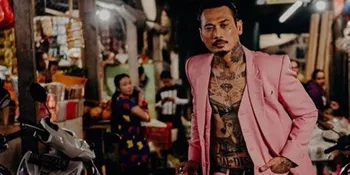 Penuhi Panggilan Polda Bali, Jerinx SID Tak Kenakan Masker dan Memakai Baju Bertulis 'Indonesia Tolak Rapid'