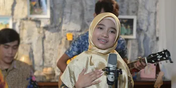 Penyanyi Cilik Arfa Marqia Bantu Relawan PMI Semprot Disinfektan di Masjid