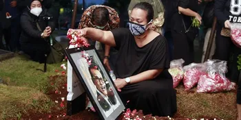 Penyesalan Bonita Tak Bisa Temani Koes Hendratmo di Saat Terakhir Hidupnya