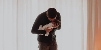 Perdana! Keenan Pearce Tunjukkan Wajah Baby Benji ke Publik