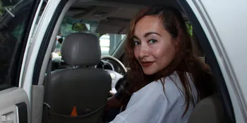 Pergi ke Australia, Dewi Rezer Unggah Foto Dengan Teman Bulenya