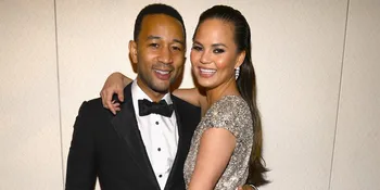 Pergi ke Pesta, Chrissy Teigen-John Legend Kembaran Warna Baju