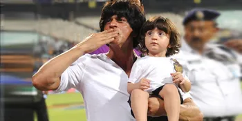 Pergi Syuting, SRK dan AbRam Khan Jadi Sasaran Empuk Awak Media