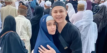 Pergi Umrah Bareng Andhika Pratama, Ussy Sulistiawaty Tampil Beda dengan Memakai Cadar