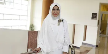 Pergi Umrah, Ratu Meta Ingin Curhat Soal Rumah Tangganya