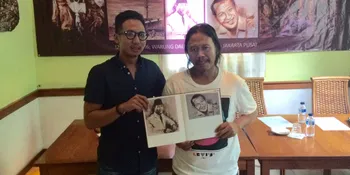 Pertunjukan Unik, Gitaris Band Blackout Kolaborasi Dengan Pelukis