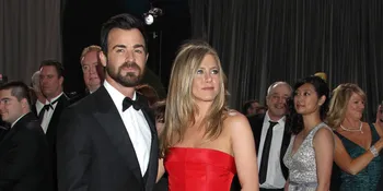 Perut Buncit Saat Liburan, Jennifer Aniston Hamil Di Usia 47?