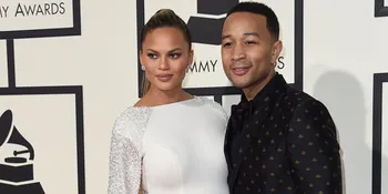 Perut Makin Buncit, Chrissy Teigen Nekat Pakai Dress Ketat
