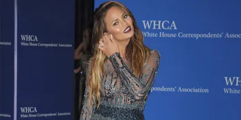 Perut Makin Buncit, Chrissy Teigen Nekat Tampil Buka-Bukaan