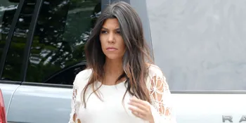 Perut Makin Buncit, Kourtney Kardashian Pakai Dress Ketat