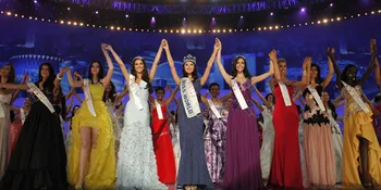 Peserta Miss World Dikawal Polwan dan Kowad Berbusana Adat