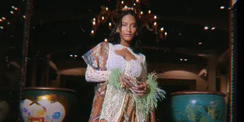 Pesona Tara Basro Pakai Batik, Stylish Tabrak Motif dan Warna