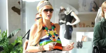 Pesta Perilisan SIngle, Paris Hilton Pakai Gain Biru Terbuka