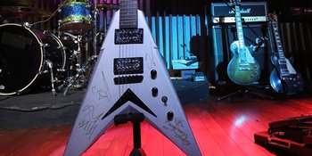 Petinggi BUMN Ini Berhasil Menangkan Lelang Gitar Megadeth
