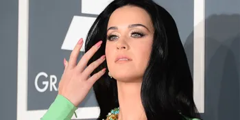 [Pic] Katy Perry Pamerkan Foto Bersama Pria Misterius