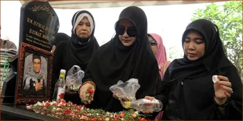 Pipik Dian Irawati Menangis di Makam Almarhum Uje