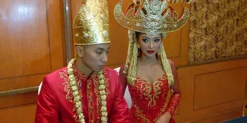 Poppy Bunga Menarikan Tarian Adat Lampung di Resepsi Pernikahan