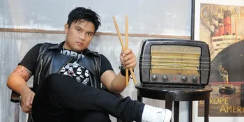 Posan Winner Sibuk Jualan Plastik