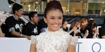 Pose Agnes Monica di Black Carpet Premier Film Tom Cruise