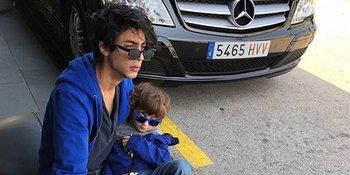 Pose Bareng Aryan Khan dan Suhana, AbRam Khan Manyun Pegang Roti