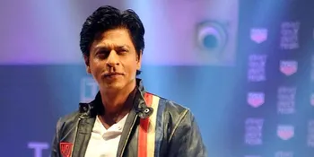 Pose Bareng Gadis Super Hot, Shahrukh Khan Mendadak Muda