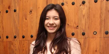 Pose Bareng Sahabat di Pantai Bali, Shaloom Pakai Bikini 2 Piece