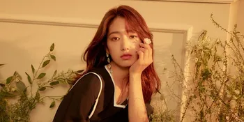 Pose Bersama Kue Ulang Tahun, Park Shin Hye Cute Banget di Usia 30