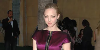 Pose Cuma Pakai Handuk di Kepala, Amanda Seyfried Siap Goda Kamu