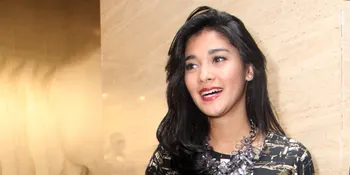 Pose Groufie Ceria Naysila Mirdad di Pemakaman Om-nya Bikin Heboh