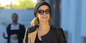 Pose Hot, Paris Hilton Acungkan Jari Tengah Untuk Rolling Stone?