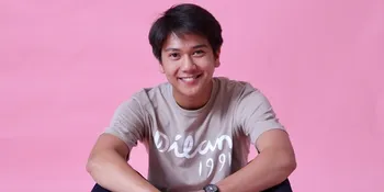 Pose Maut Iqbaal Ramadhan Pamer Senyuman & Kedipkan Satu Mata, Ganteng!