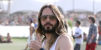 Pose Shirtless, Jared Leto Siap Bikin Iri Banyak Pria
