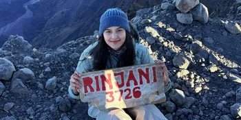 Potret Callista Arum dan Abun Sungkar Mendaki Gunung Rinjani 3726 MDPL