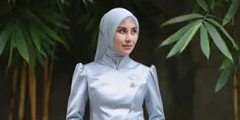 Potret Cantik Syahnaz Sadiqah Pakai Batik, Pancarkan Pesona Istri Pejabat