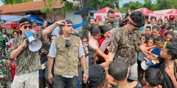 Potret Denny Sumargo Serahkan Bantuan Rp 1,7 Miliar untuk Korban Gunung Lewotobi di NTT