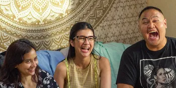 6 Potret di Balik Layar Film TUNGGU AKU SUKSES NANTI, Kini Tembus 1,8 Juta Penonton