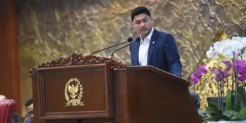 Potret Ganteng dan Gagahnya Rizki Natakusumah, Suami Beby Tsabina Saat Tugas di DPR