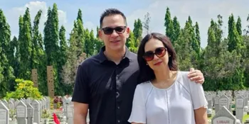 Potret Ira dan Ari Wibowo Nyekar ke Makam Ayah Keduanya, Penuh Haru
